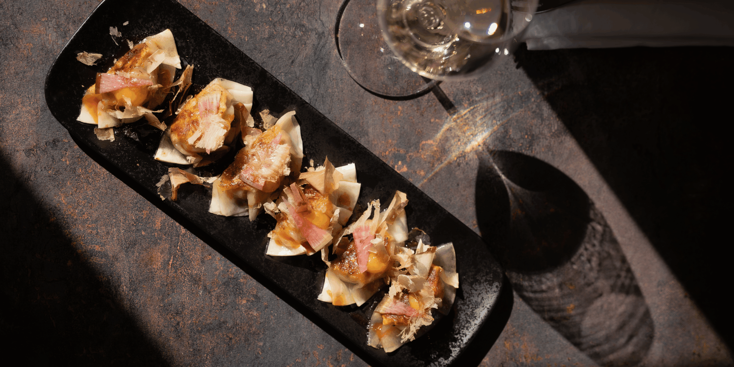 plat avec son verre de vin au millesime bistrot à penmarch