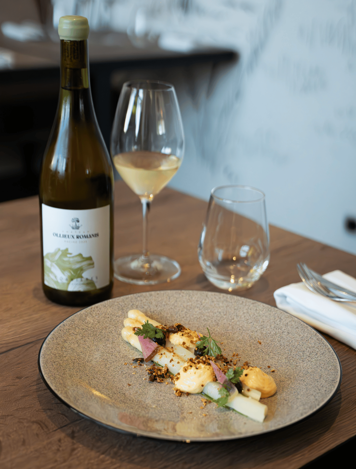 assiette d'asperges de la torche du finistère avec son verre de vin
