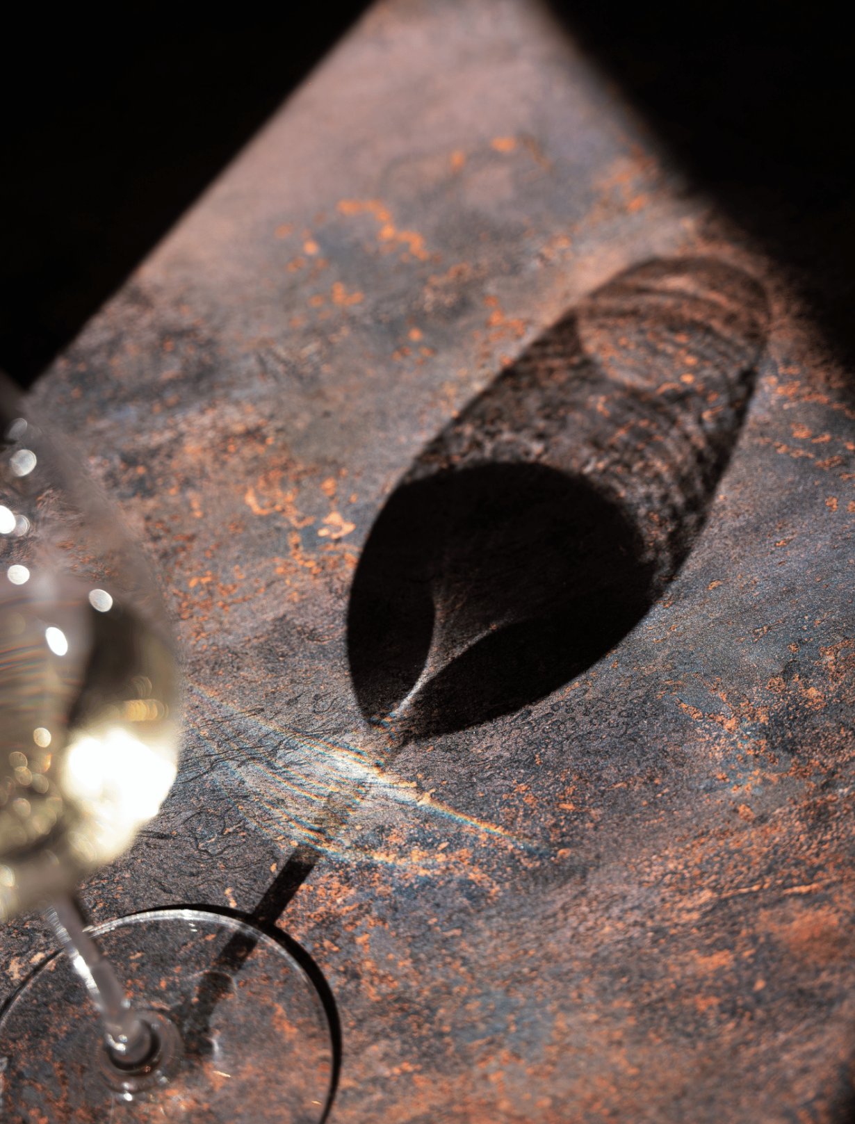 ombre d'un verre rempli de vin