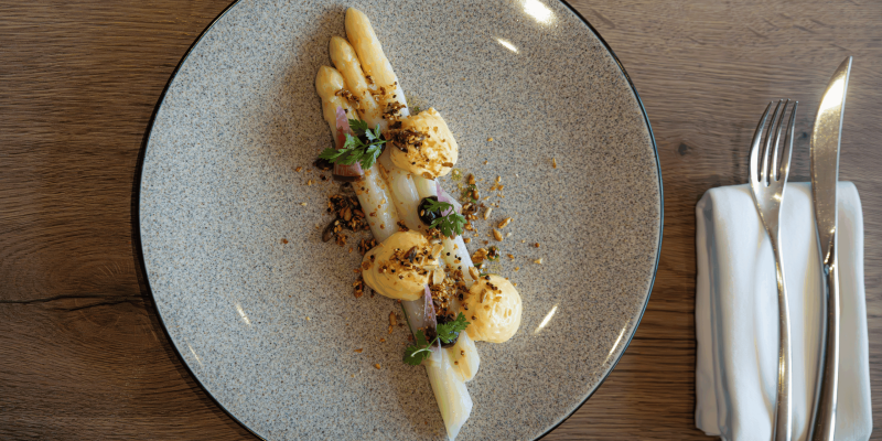 asperges de saison de la torche au millesime bistrot